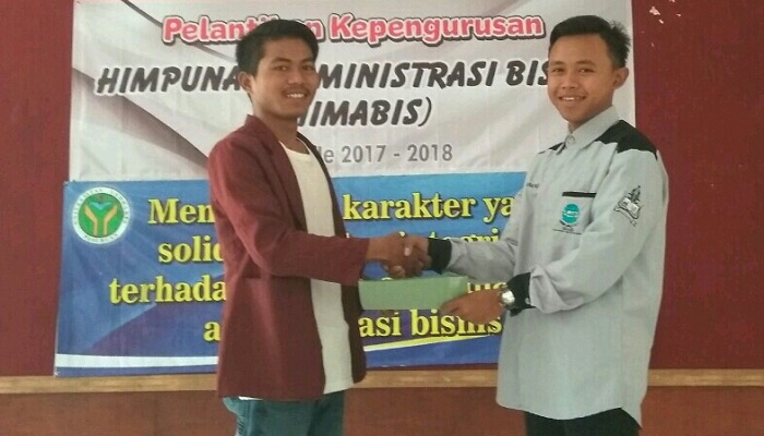Dekan FISIP Lantik Pengurus Himaprodi Administrasi Bisnis