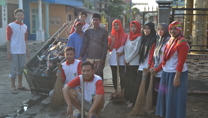 Salam Potensi Bahari !” Mahasiswa KKN Kel. 10 ikut Bersinergi dalam Kegiatan Bersih Selokan di Desa Kalirejo Kraton