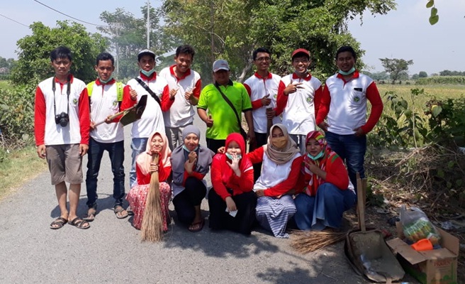 Ciptakan Lingkungan Bersih di Kawasan Maritim, Mahasiswa KKNT 10 Adakan Baksos