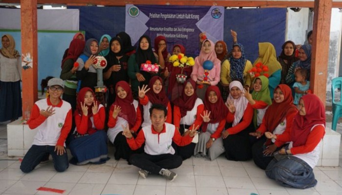 Mahasiswa dan Warga Sulap Limbah Kerang Jadi Kerajinan