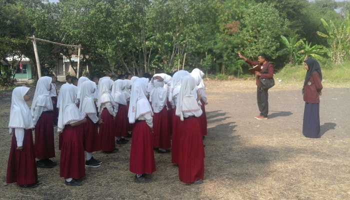 Demi Tercapainya Mutu Pendidikan yang baik, Mahasiswa KKN 15 rela berjalan menempuh 1 KM untuk mengabdi di SDN Masangan