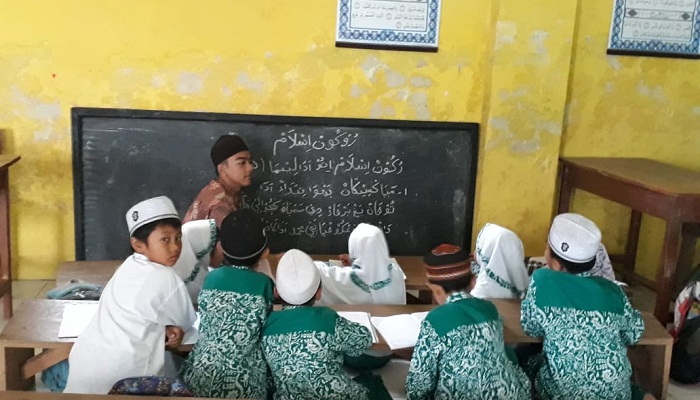 Dukung PERBUP Wajib Madin, melalui partisipasi Mengajar di Madrasah Diniyah Hidayatul Mubtadiin Blawi Masangan