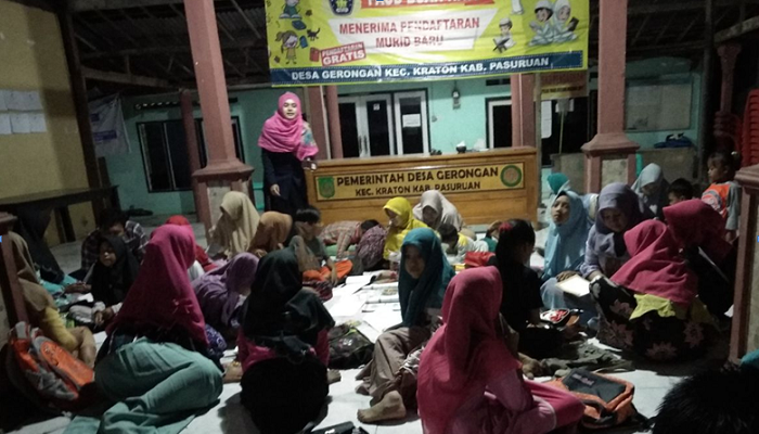 DPL Kelompok 13 KKN Yudharta Kunjungi Mahasiswa Saat Kegiatan Bimbingan Belajar di Desa Gerongan Kraton