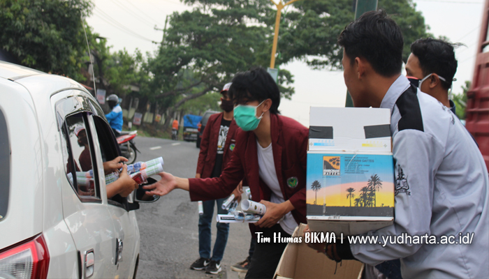 Lawan Covid-19, Yudharta Berbagi Masker dan Handsanitiser Gratis