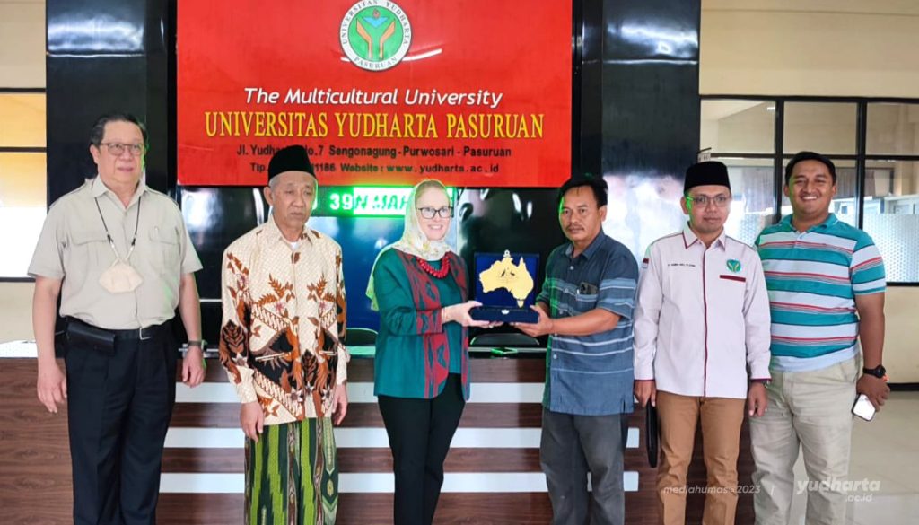 Ms Fiona Hoggart: Universitas Yudharta Pasuruan Kampus Perdamaian