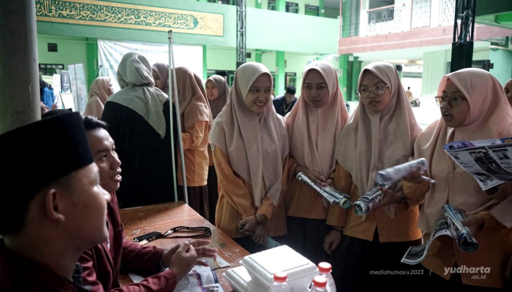 Expo Campus Yudharta di MA Manbaul Hikam Sidoarjo