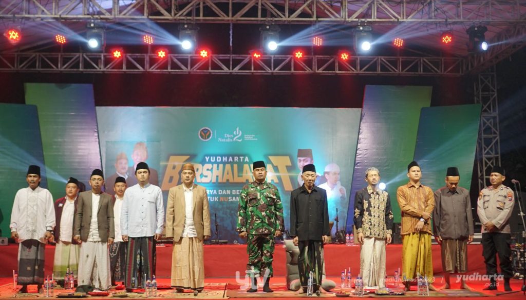 Pemotongan Tumpeng sebagai Simbol Semangat Pendidikan dalam Acara Diesnatalis Universitas Yudharta Pasuruan