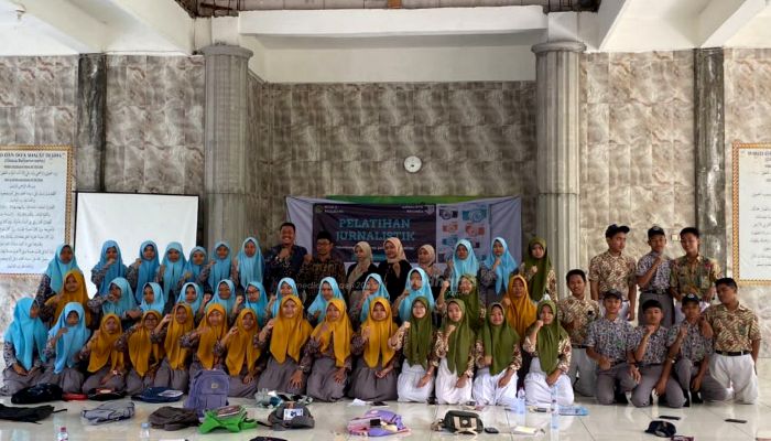Diklat Jurnalistik MTSN 2 Pasuruan, Mahasiswa HIMAKOM Dipercaya Jadi Narasumber