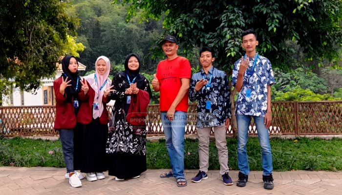 Mahasiswa Kelompok 4 KKN Galih Informasi Sejarah Penamaan Kebun Wisata Wak Inggi Ke Ketua Pokdarwis Desa Parerejo