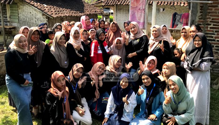 Kolaborasi Mahasiswa dan Ibu PKK dalam Persiapan Memeriahkan Kegiatan Agustusan