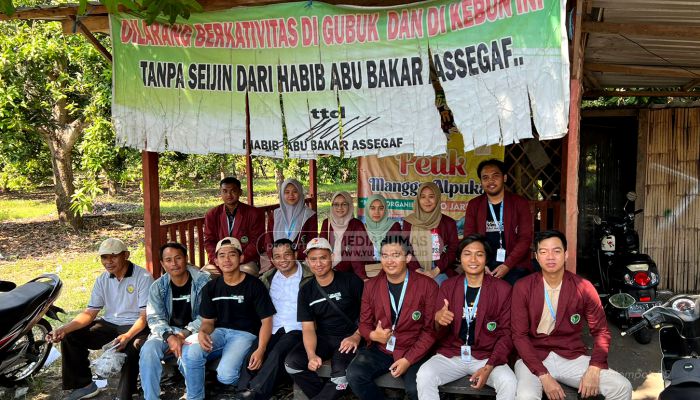 Mahasiswa KKN Kelompok 05 Bersama Petani Lakukan Teknologi AWM Untuk Pengendalian Hama Lalat Buah