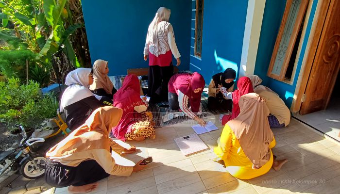 Mahasiswa KKN Kelompok 30 Turut Aktif Membantu Kegiatan Posyandu Kontrol Kesehatan Lansia
