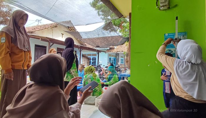Mahasiswa KKN 30 Bantu Kegiatan Posyandu Gurami: Perawatan Kesehatan Balita di Blandongan