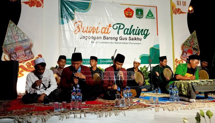 Mahasiswa KKN Kelompok 10 Berpartisipasi dalam Kegiatan Jum’at Pahing di Desa Sumbersuko