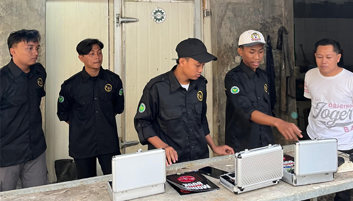 Program PPK ORMAWA HIMTI melaksanakan simulasi penerapan alat sistem kontrol produksi (pasca pemotongan) dan distribusi berbasis Internet of Things (IoT) di Desa Tunggul Wulung.