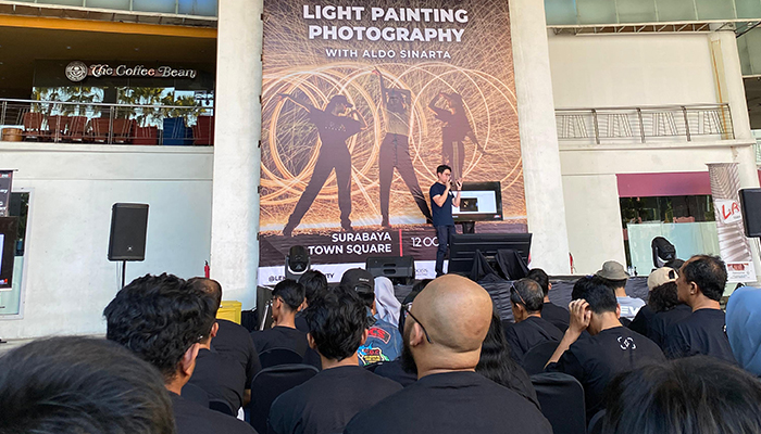 Lensa Community Gelar Workshop Fotografi “Light Painting” di Town Square Surabaya