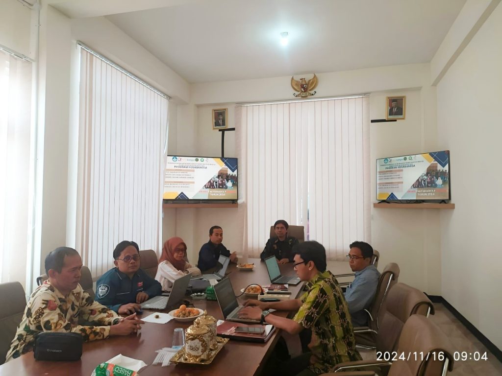 Pastikan Ketercapaian Target Program Kosabangsa “Peningkatan Kapasitas Masyarakat Berkelanjutan Melalui Kemandirian Ekonomi Banyu Mili”, LPPM UYP Lakukan Monev Internal Laporan Kemajuan